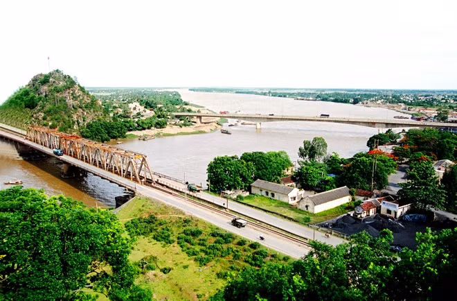 Lữ Gia sinh ra ở huyện Lôi Dương, quận Cửu Chân (nay là huyện Thọ Xuân, tỉnh Thanh Hóa). Cha ông là hào trưởng Lữ Tạo, làm nghề lang y, mẹ là người tài sắc tên Trương Thị Vĩ, con gái hào trưởng Vũ Ninh (vùng Bắc Ninh ngày nay).