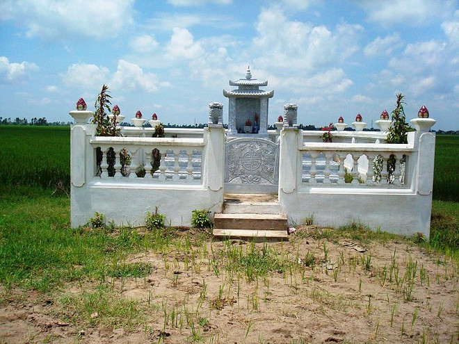 Lăng mộ thừa tướng Lữ Gia hiện ở xã Đặng Lễ, huyện Ân Thi, tỉnh Hưng Yên. Hàng năm, vào ngày 9/3 âm lịch, nhân dân tổ chức lễ hội để tưởng nhớ ông.