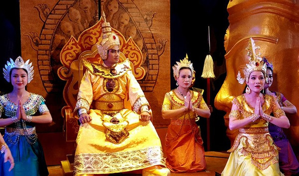 Theo Đại Việt sử ký toàn thư, năm 1301, vua Trần có chuyến du ngoạn Chiêm Thành. Trước khi ra về, ông hứa gả con gái là công chúa Huyền Trân cho vua Chế Mân, dù lúc đó vua Chiêm đã hơn 80 tuổi. Đổi lại, vua Chiêm Thành phong Huyền Trân làm Vương hậu và dâng vùng đất Quảng Bình, Quảng Trị, Thừa Thiên Huế cho nước ta.