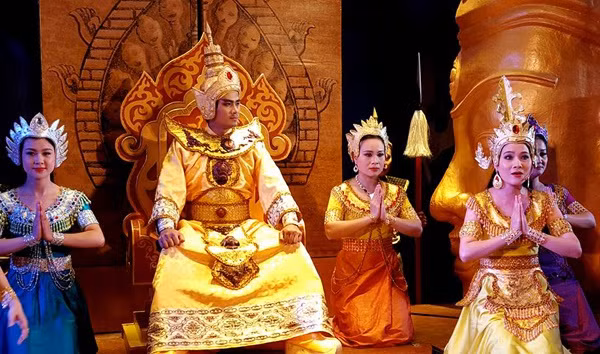 Theo Đại Việt sử ký toàn thư, năm 1301, vua Trần có chuyến du ngoạn Chiêm Thành. Trước khi ra về, ông hứa gả con gái là công chúa Huyền Trân cho vua Chế Mân, dù lúc đó vua Chiêm đã hơn 80 tuổi. Đổi lại, vua Chiêm Thành phong Huyền Trân làm Vương hậu và dâng vùng đất Quảng Bình, Quảng Trị, Thừa Thiên Huế cho nước ta.