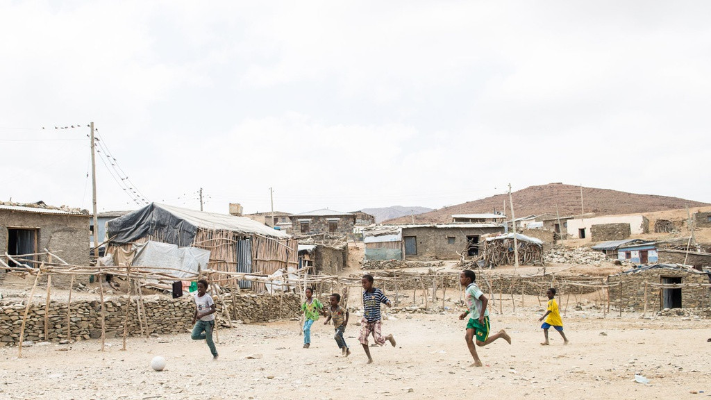 Mặc dù địa hình khắc nghiệt, khu vực này là nơi sinh sống của người Afar - dân tộc thiểu số ở Ethiopia. Họ thích nghi với điều kiện sống khắc nghiệt, hàng ngày nuôi dê, cừu và gia súc trên sa mạc.