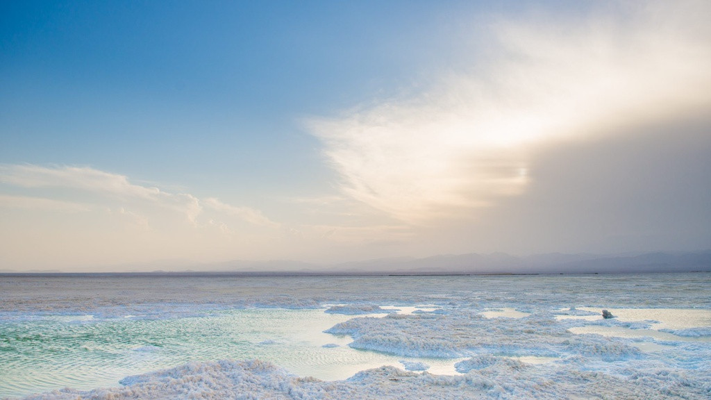 Cuộc hành trình khám phá nơi nóng nhất Trái Đất sẽ đưa bạn đến vùng đồng bằng muối được tạo ra bởi sông Awash khô cạn. Đây là nơi sản xuất hơn 1,3 triệu tấn muối mỗi năm. Tới đây, bạn sẽ được chiêm ngưỡng những hồ nước màu ngọc lam tuyệt đẹp và tận hưởng ánh mặt trời trên khung cảnh trắng tinh của muối.