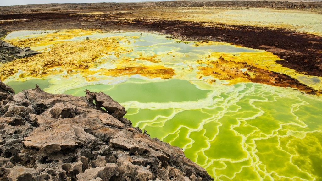Suối lưu huỳnh Dallol là một trong những điều mong chờ nhất trong chuyến đi với cảnh quan siêu thực được hình thành bởi hoạt động núi lửa dưới Trái Đất. Đây là nơi các nhà khoa học nghiên cứu cách tồn tại của vi khuẩn trong môi trường khắc nghiệt. Điều này có thể cung cấp thông tin quan trọng về sự sống trên các hành tinh khác.