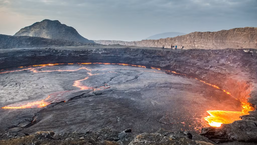 Nicola Bailey là nhiếp ảnh gia đến từ thành phố Sydney, Australia. Cô yêu thích du lịch đến các địa điểm xa xôi và ghi lại những hình ảnh tại đó. Ở phía bắc Ethiopia, sa mạc Danakil là một trong những hành trình ấn tượng của tay máy này. Trong 4 ngày, Nicola cùng đoàn xe bọc thép đã đi qua những sa mạc khô cằn, núi lửa, đồng bằng muối rộng lớn.
