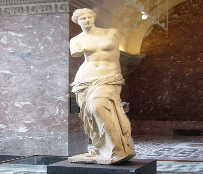 Sau khi cùng người nông dân tìm ra bức tượng, Voutier báo với cấp trên. Người Pháp đã mua lại tác phẩm nghệ thuật này với một khoản tiền nhỏ. Đến năm 1821, bức tượng được đưa đến Pháp dâng cho vua Louis XVIII.