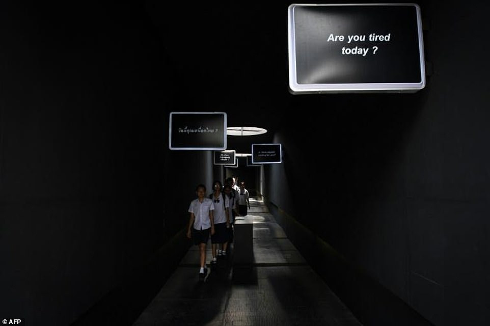  Bên cạnh đó, quán cà phê còn xây dựng một hành lang công cộng màu đen, được gắn những tấm bảng ghi các câu hỏi chất vấn về cuộc sống như "Mục đích sống của bạn là gì?”, “Hôm nay bạn có mệt mỏi không?”, khiến mỗi người đi qua đều phải suy nghĩ. Tuy nhiên, hành lang này nhận khá nhiều ý kiến trái chiều, trong đó có nhiều người thường tránh lối đi này. 