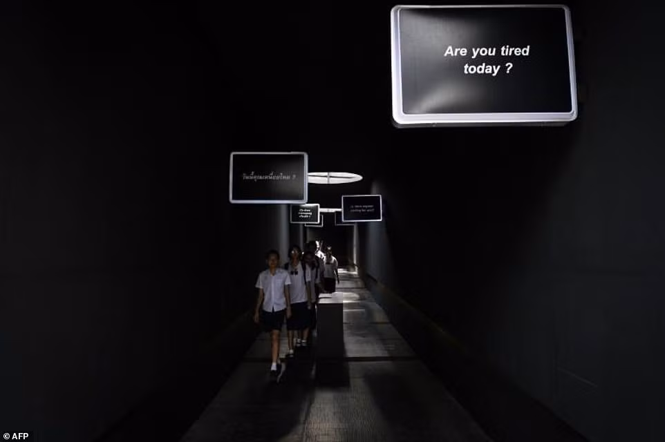  Bên cạnh đó, quán cà phê còn xây dựng một hành lang công cộng màu đen, được gắn những tấm bảng ghi các câu hỏi chất vấn về cuộc sống như "Mục đích sống của bạn là gì?”, “Hôm nay bạn có mệt mỏi không?”, khiến mỗi người đi qua đều phải suy nghĩ. Tuy nhiên, hành lang này nhận khá nhiều ý kiến trái chiều, trong đó có nhiều người thường tránh lối đi này. 