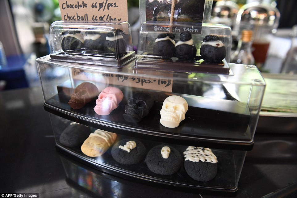  Bên cạnh các loại đồ uống với tên gọi lạ, quán còn có nhiều loại bánh kẹo hình dạng kỳ quặc, được bày bán để giáo dục mọi người về cái chết. “Tôi cảm thấy giống như mình đang ở trong một đám tang”, Duanghatai Boonmoh, 28 tuổi, chia sẻ khi đang nếm thử một viên “kẹo tử thần” tại quán. 