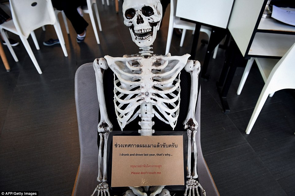  Ở Thái Lan, quán cà phê của Veeranut Rojanaprapa không phải địa điểm duy nhất cung cấp trải nghiệm về cái chết và sự hồi sinh. Một ngôi đền bên ngoài thủ đô Bangkok còn có dịch vụ tổ chức tang lễ tượng trưng cho những người muốn thay đổi bản thân, xóa bỏ nghiệp chướng.