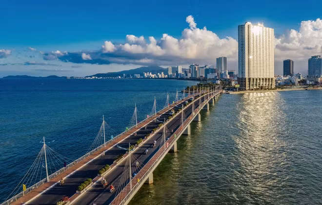 Các nhà nghiên cứu cho rằng tên gọi Nha Trang có nghĩa là sông lau, bắt nguồn từ tiếng Chăm là Ea Tran hay Yjatran. Ea hay Yja là sông. Tran là lau lách. Gọi như vậy vì xưa kia lau lách mọc đầy hai bên bờ sông Cái ở vùng đất Nha Trang ngày nay.