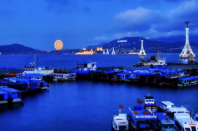 Hòn Tre là đảo lớn nhất trong vịnh Nha Trang, còn gọi là Đàm Mông, Hòn Lớn. Trang TTĐT TP Nha Trang cho biết đảo rộng khoảng 36 km2, cách đất liền hơn 3 km, trên đảo có các bãi tắm đẹp, khu vui chơi, giải trí, nghỉ dưỡng đẳng cấp...