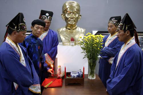 Biết tin Nguyễn Trung Trực hy sinh, vua Tự Đức sai hoàng giáp Lê Khắc Cẩn làm lễ truy điệu, đọc bài thơ chính vua ngự phê, sắc phong ông làm Thượng Ðẳng Linh Thần, thờ tại làng Vĩnh Thanh Vân, Rạch Giá, nơi ông đã hiên ngang thà chịu chết chớ không đầu hàng Pháp.