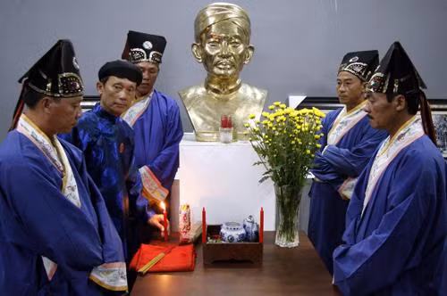 Biết tin Nguyễn Trung Trực hy sinh, vua Tự Đức sai hoàng giáp Lê Khắc Cẩn làm lễ truy điệu, đọc bài thơ chính vua ngự phê, sắc phong ông làm Thượng Ðẳng Linh Thần, thờ tại làng Vĩnh Thanh Vân, Rạch Giá, nơi ông đã hiên ngang thà chịu chết chớ không đầu hàng Pháp.