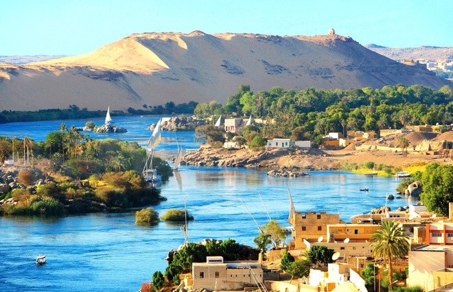 Sông Nile dài khoảng 6.853 km, chảy qua 11 quốc gia châu Phi. Con sông này góp phần lớn tới sự hình thành của nền văn minh Ai Cập cổ đại. Sông Nile được tổ chức Kỷ lục Thế giới Guinness xác nhận là dòng sông dài nhất thế giới. Đây cũng là nơi có hệ động thực vật phong phú. Nhiều tín đồ xê dịch luôn mong muốn được một lần chiêm ngưỡng vẻ đẹp giàu sức sống và khám phá dòng sông huyền thoại này.