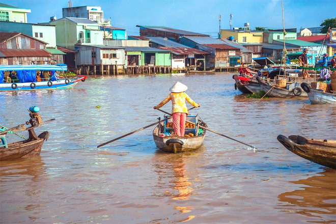 Sông Mekong bắt nguồn từ Tây Tạng (Trung Quốc), chảy qua lãnh thổ của Myanmar, Lào, Thái Lan, Campuchia và đổ ra biển Đông ở miền Tây Nam Bộ nước ta. Dòng sông này là một trong những điểm đến hấp dẫn nhất hành tinh. Ngày nay, du khách có thể đi thuyền dọc sông để khám phá phong cảnh, tìm hiểu văn hóa và cuộc sống con người nơi đây.