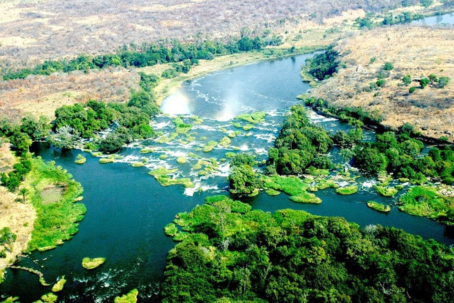 Sông Congo có chiều dài gần 4.700 m. Dòng sông chảy qua 10 nước châu Phi gồm Angola, Zambia, Burundi, Tanzania, Cameroon, Rwanda, Cộng hòa Trung Phi, Cộng hòa Dân chủ Congo, Cộng hòa Congo và Cộng hòa Gabon. Con sông sâu nhất thế giới này đóng vai trò quan trọng trong đời sống và văn hóa của người dân các địa phương.