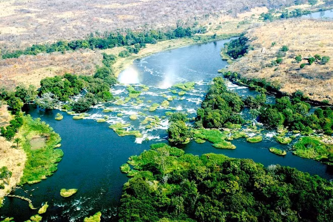 Sông Congo có chiều dài gần 4.700 m. Dòng sông chảy qua 10 nước châu Phi gồm Angola, Zambia, Burundi, Tanzania, Cameroon, Rwanda, Cộng hòa Trung Phi, Cộng hòa Dân chủ Congo, Cộng hòa Congo và Cộng hòa Gabon. Con sông sâu nhất thế giới này đóng vai trò quan trọng trong đời sống và văn hóa của người dân các địa phương.