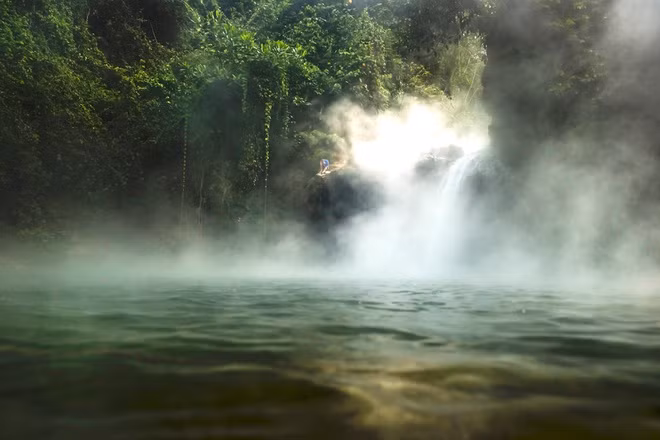 Người dân địa phương gọi sông Boiling là “Shanay-timpishka”, tức “sôi sục với sức nóng của Mặt Trời”. Dòng sông này có chiều dài 6,4 km, rộng khoảng 25 m và sâu gần 6 m.