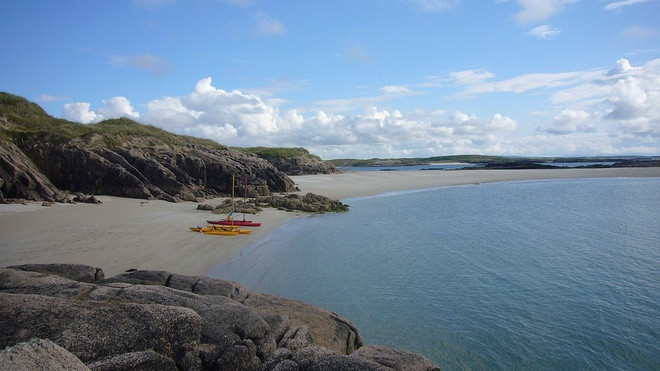 Ireland nằm tại Bắc Đại Tây Dương; Cabo Verde là quần đảo gồm 10 đảo nhỏ nằm giữa trung tâm Đại Tây Dương. Quần đảo Falkland hay còn có tên gọi khác là Malvinas nằm tại phía Nam của Đại Tây Dương.