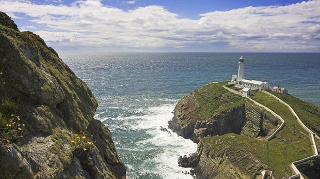 Anh là hòn đảo lớn nhất quần đảo Anh và Đại Tây Dương, lớn thứ tám trên thế giới. Đảo Anh có trên 1.000 đảo nhỏ bao quanh. Toàn bộ đảo Anh là lãnh thổ của quốc gia có chủ quyền thuộc Liên hiệp Anh, Scotland, Xứ Wales.