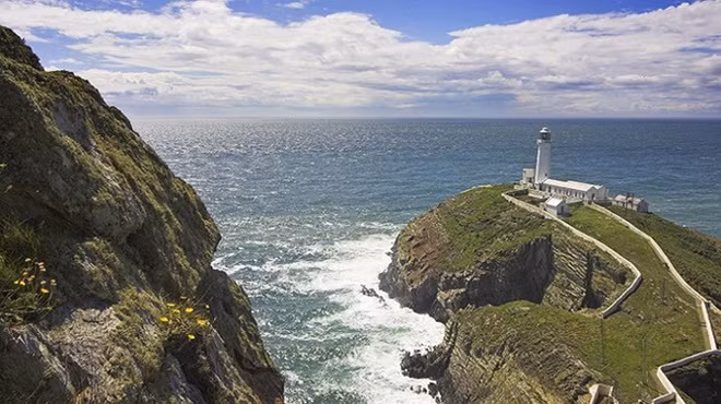 Anh là hòn đảo lớn nhất quần đảo Anh và Đại Tây Dương, lớn thứ tám trên thế giới. Đảo Anh có trên 1.000 đảo nhỏ bao quanh. Toàn bộ đảo Anh là lãnh thổ của quốc gia có chủ quyền thuộc Liên hiệp Anh, Scotland, Xứ Wales.