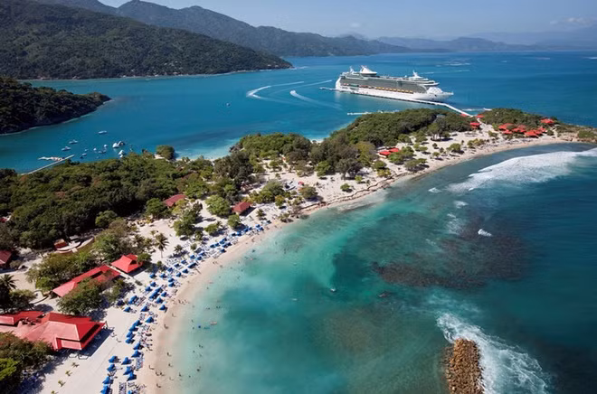 Đại Tây Dương có rất nhiều bờ biển, cả 3 vịnh Mexico, Caribe, Saint Lawrence đều thuộc Đại Tây Dương.