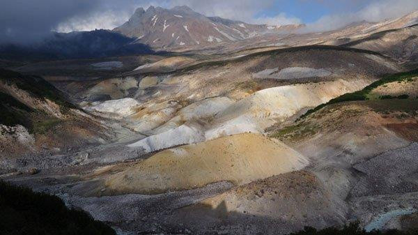 Từ năm 1975-1983, các nhà khoa học đã nghiên cứu, phát hiện nhiều động vật, bao gồm cả chim chóc, ở Thung lũng Chết mất mạng do hàng loạt khí độc thoát ra từ hoạt động của núi lửa gần như khí Hydrogen sulfide (H2S), Carbon dioxide (CO2), Sulphur dioxide (SO2), Carbon disulfide (CS2) cùng một số khí độc khác gây nên. Trước đó, nhiều người được cho là đến đây nhưng không thấy quay về.