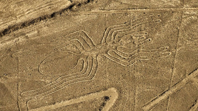 Nazca Lines nằm ở đồng bằng ven biển, cách thủ đô Lima của Peru khoảng 400 km về phía Nam.