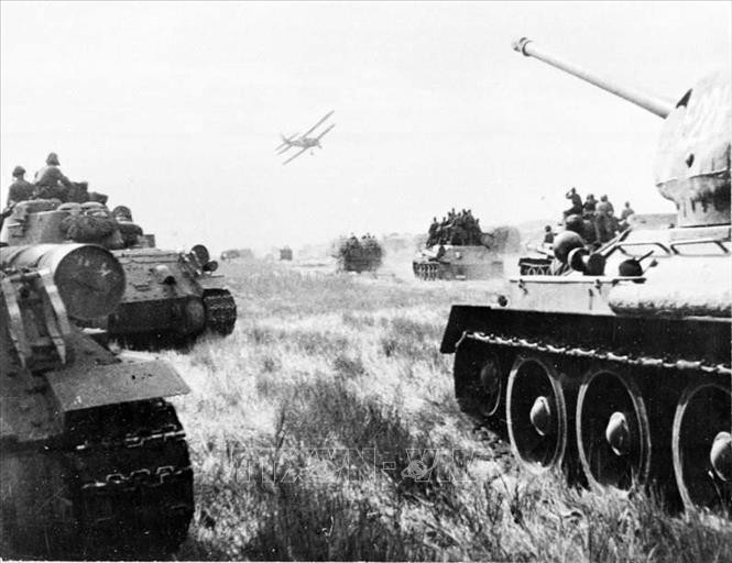 Sau khi đánh bại phát xít Đức, Liên Xô tuyên chiến với quân phiệt Nhật và đã đánh gục đội quân Quan Đông tinh nhuệ nhất của Nhật, buộc Nhật phải chấp nhận đầu hàng không điều kiện. Cuộc Chiến tranh thế giới lần thứ hai chính thức kết thúc. Trong ảnh: Ngày 9/8/1945, Hồng quân Liên Xô mở màn chiến dịch tấn công đội quân Quan Đông của quân phiệt Nhật tại Mãn Châu (Trung Quốc).