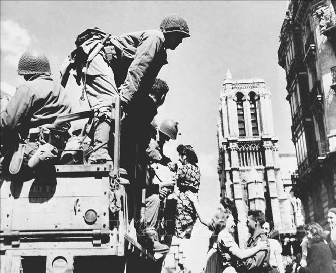 Các cô gái Pháp chào mừng binh lính Mỹ tiến vào giải phóng Paris, ngày 28/8/1944.