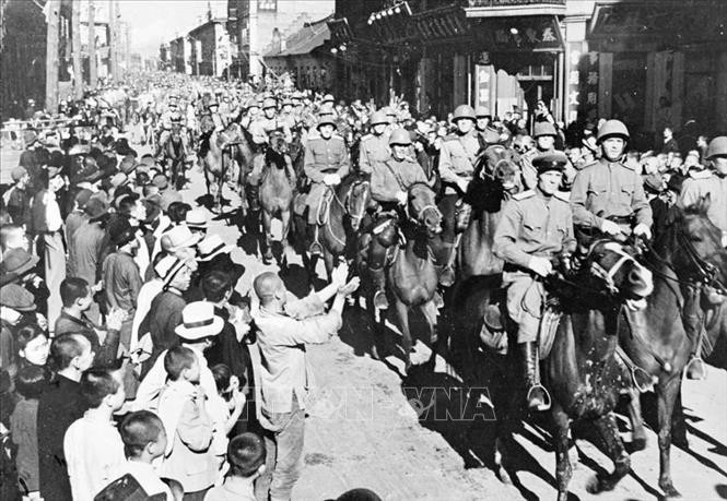 Người dân Cáp Nhĩ Tân (Trung Quốc) chào đón các chiến sĩ Hồng quân Liên Xô vào giải phóng thành phố, ngày 20/8/1945.