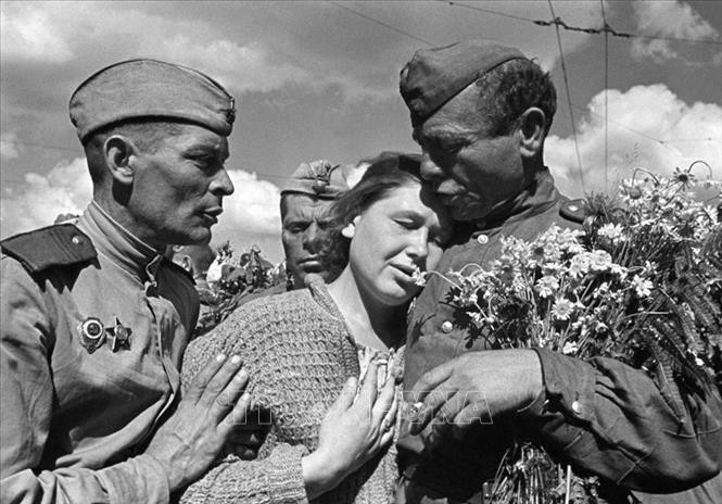 Chiến thắng của Liên Xô trước phát xít Đức đã phải trả giá khá đắt khi 27 triệu người đã hy sinh cho tự do và độc lập của quê hương, trong đó có gần 10 triệu chiến sỹ tử trận trên chiến trường. Trong ảnh: Đoàn tụ sau Ngày chiến thắng, tháng 5/1945.