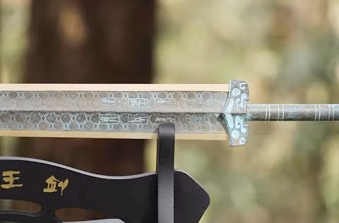 Theo "Sử ký", Việt Vương Câu Tiễn (496-465 TCN) là vua nước Việt, sống vào thời Xuân Thu trong lịch sử Trung Quốc. Việt Vương Câu Tiễn nổi tiếng với câu chuyện “nếm mật nằm gai” để đánh bại vua Ngô là Phù Sai.