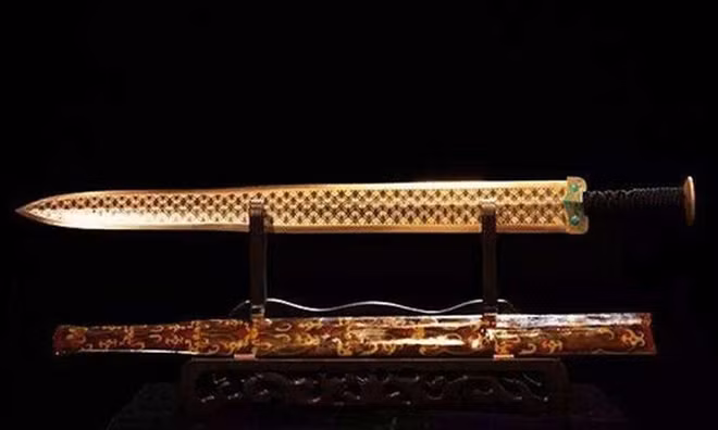 Cây kiếm này do sư tổ bảo kiếm Âu Dã Tử đúc. Việt Vương Câu Tiễn đã dùng khi mang quân đánh nước Ngô, buộc Ngô Vương phải tự vẫn.