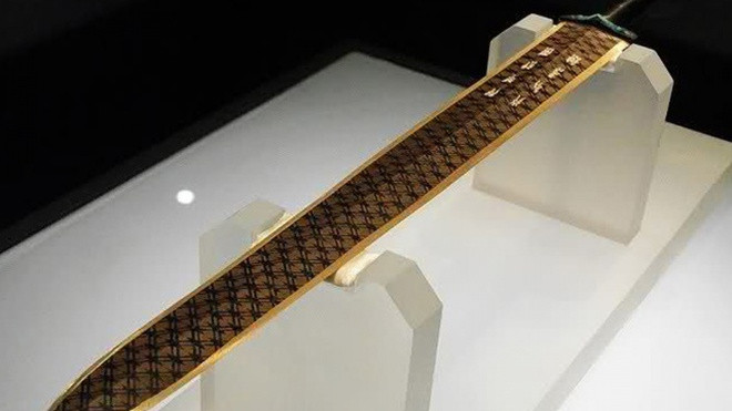 Theo các nhà khảo cổ học, phần thân của lưỡi kiếm được làm chủ yếu bằng đồng. Cạnh kiếm có tỷ lệ thiếc cao hơn để đảm bảo độ sắc và cứng. Thành phần lưu huỳnh giúp kiếm giữ được độ sáng bóng. Ngoài ra, các nhà nghiên cứu cũng cho rằng thanh kiếm có một bao kiếm tốt, gần như kín khí, giúp nó được bảo quản tốt.