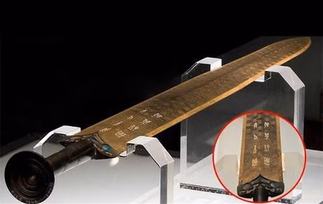 Lúc mới lên ngôi, Việt Vương Câu Tiễn liên tục bị quân Ngô đánh bại. Nhờ có Phạm Lãi hiến kế, Việt Vương Câu Tiễn từng bước ổn định thời cuộc, xây dựng binh lực, dần đánh bại các thế lực đối địch. Cuối cùng, ông đã hạ được đối thủ lớn nhất của mình là Ngô Phù Sai, làm chủ các nước chư hầu.