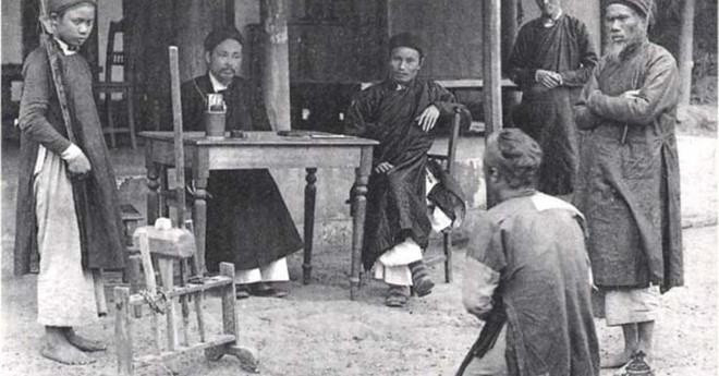 Theo các quy định trong các bộ luật phong kiến nước ta, như Luật Hình Thư, Hình Luật, Luật Hồng Đức, Luật Gia Long, phạm vào những trọng tội thì sẽ bị xử Trảm (chém đầu), giảo (thắt cổ), khiêu (chém rồi bêu đầu), lăng trì (tùng xẻo).