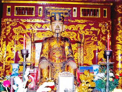 Đinh Tiên Hoàng lên ngôi vua sau khi vua Ngô Quyền qua đời, 2 con còn nhỏ, nhà Ngô từng bước suy vong, loạn 12 sứ quân nổi lên, đánh nhau liên miên nhiều năm. Cuối cùng, Đinh Bộ Lĩnh đánh bại các sứ quân, thống nhất thiên hạ, lên ngôi hoàng đế, lập ra nước Đại Cồ Việt.