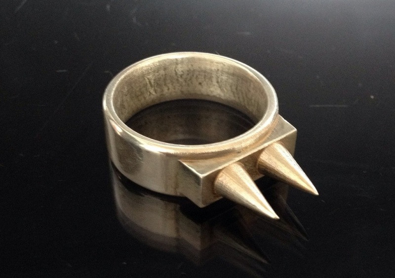 Kakute là nhẫn nhọn của Nhật Bản, một loại đốt ngón tay bằng đồng của ninja. Kakute dễ dàng cải trang thành những chiếc nhẫn bình thường, và số lượng của chúng sẽ tăng lên trước khi chiến đấu. Các đinh nhọn thường được bôi chất độc và làm bằng đồng (hoặc sắt), nó trở thành một vũ khí đáng sợ của ninja.