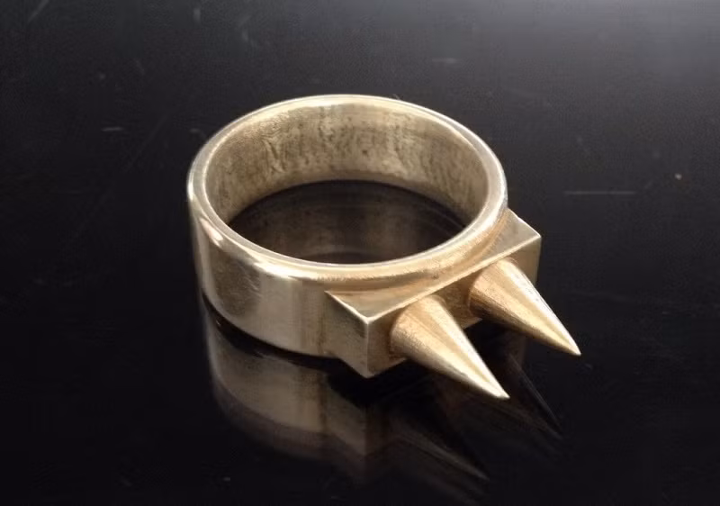 Kakute là nhẫn nhọn của Nhật Bản, một loại đốt ngón tay bằng đồng của ninja. Kakute dễ dàng cải trang thành những chiếc nhẫn bình thường, và số lượng của chúng sẽ tăng lên trước khi chiến đấu. Các đinh nhọn thường được bôi chất độc và làm bằng đồng (hoặc sắt), nó trở thành một vũ khí đáng sợ của ninja.