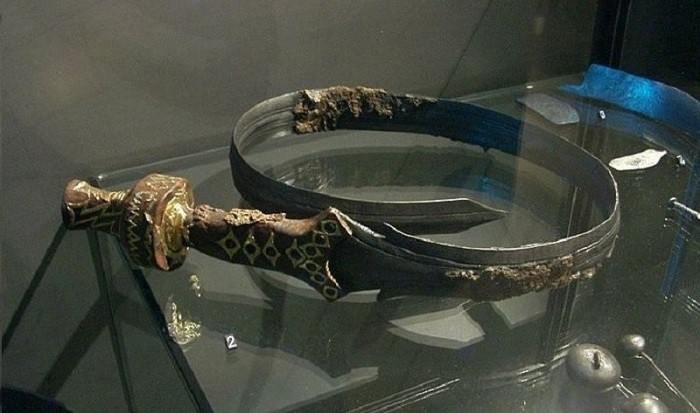 Urumi là một vũ khí bản địa kỳ dị khác của Ấn Độ, một loại kiếm dạng roi linh hoạt. Được làm bằng kim loại dẻo, có thể quấn quanh hông. Nó đem lại cho chủ nhân một lợi thế rất lớn trong trận chiến, khi sử dụng các chiến binh xoay vòng kiếm, khiến đối phương khó tiếp cận. Cả hai mặt của kiếm đều được mài sắc để tăng sát thương. Tuy nhiên, để sử dụng thành thạo Urumi phải mất nhiều năm luyện tập chăm chỉ, nếu không loại vũ khí này sẽ quay lưng lại với chủ nhân của nó.