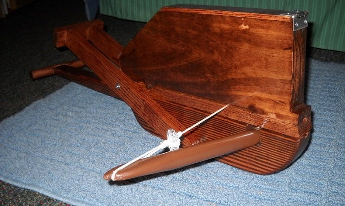 Chu Ko Nu là một trong những vũ khí kỳ lạ nổi tiếng nhất của Trung Quốc. Loại nỏ này được ví như “súng máy” của binh lính Trung Quốc cổ đại. Theo các giai thoại của Trung Quốc, cha đẻ của loại nỏ này là Gia Cát Lượng. Đó là lý do khiến nỏ liên hoàn còn được gọi là nỏ Gia Cát hay Gia Cát nỗ, được biết đến rộng rãi ở phương Tây qua cách phiên âm là Chu Ko Nu. Nguyên lý hoạt động được kế thừa từ vũ khí tự động hiện đại với thiết kế để tự động đưa các mũi tên vào rãnh bắn, giúp rút ngắn đáng kể thời gian ngắt quãng giữa các lần bắn của cung thủ. Loại vũ khí này có thể bắn tới 10 mũi tên trong 15 giây, gấp nhiều lần tốc độ bắn của nỏ thông thường. Tần suất bắn nhanh khiến nỏ liên hoàn trở thành một vũ khí tầm xa đáng sợ trên chiến trường.