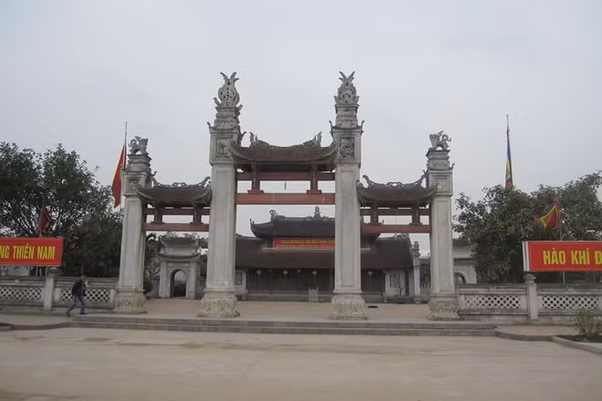 Dưới thời Hùng Vương, nước ta được chia làm 15 bộ, gồm: Văn Lang, Giao Chỉ, Chu Diên, Vũ Ninh, Phúc Lộc, Việt Thường, Ninh Hải, Dương Tuyền, Lục Hải, Vũ Định, Hoài Hoan, Cửu Chân, Bình Văn, Tân Hưng, Cửu Đức; đóng đô ở Phong Châu.