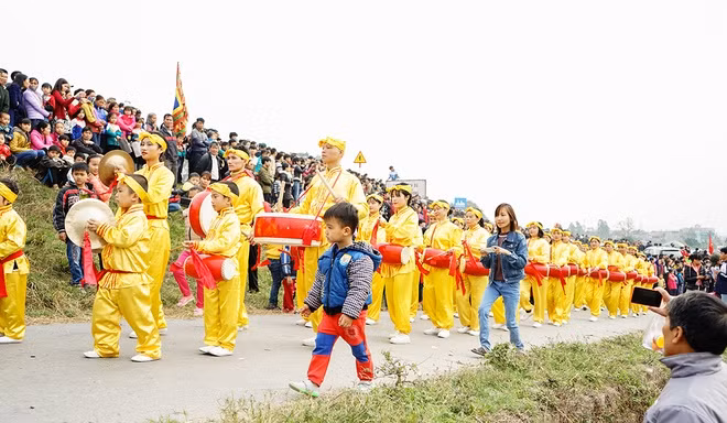 Kinh Dương Vương có tên húy Lộc Tục. Sau khi lập quốc, vua đặt quốc hiệu là Xích Quỷ. Lãnh thổ dưới thời Kinh Dương Vương rộng lớn. Về sau, sự nghiệp của vua được kế tục bởi con trai là Lạc Long Quân.