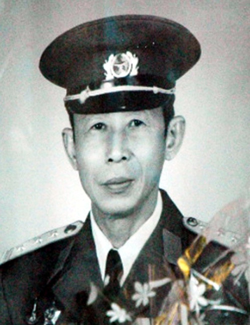 Nguyễn Đức Hùng, tức Tư Chu (1928-2012) là người chỉ huy nổi tiếng của biệt động Sài Gòn. Chính quyền Mỹ - Ngụy từng treo giải thưởng lên tới 2 triệu USD cho ai bắt được ông.