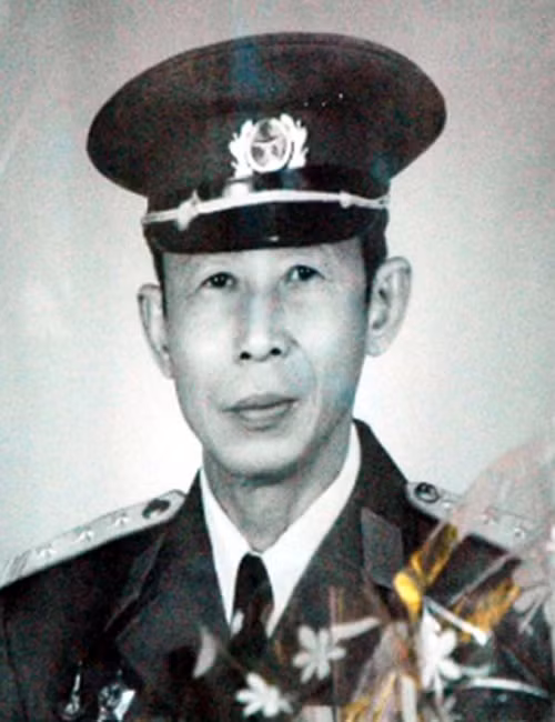 Nguyễn Đức Hùng, tức Tư Chu (1928-2012) là người chỉ huy nổi tiếng của biệt động Sài Gòn. Chính quyền Mỹ - Ngụy từng treo giải thưởng lên tới 2 triệu USD cho ai bắt được ông.