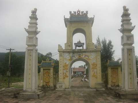 Nguyễn Xí sinh ra tại Nghệ An, ông là người gốc Cương Gián, Nghi Xuân, Hà Tĩnh.