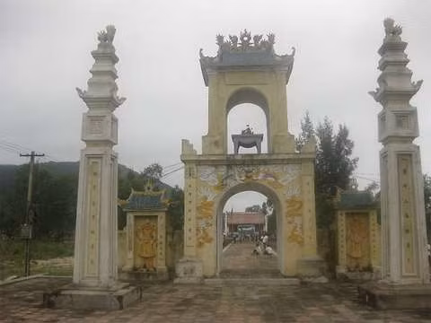 Nguyễn Xí sinh ra tại Nghệ An, ông là người gốc Cương Gián, Nghi Xuân, Hà Tĩnh.