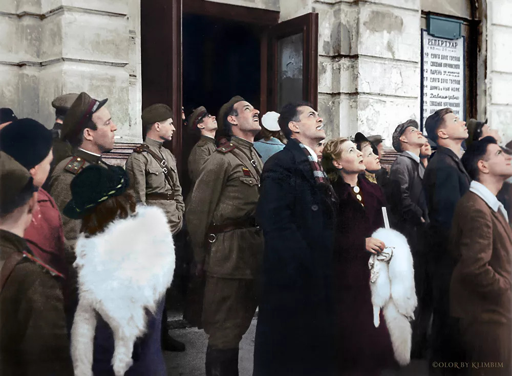 Khán giả Nhà hát Kịch Leningrad mang tên M. Gorky theo dõi hoạt động của không quân Liên Xô.