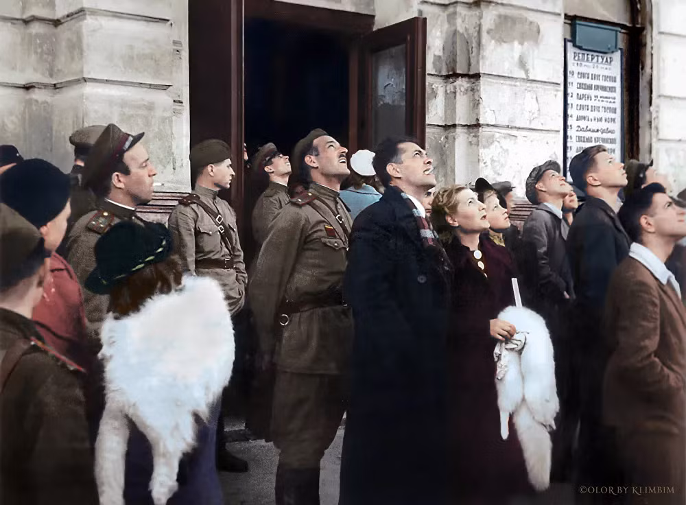 Khán giả Nhà hát Kịch Leningrad mang tên M. Gorky theo dõi hoạt động của không quân Liên Xô.